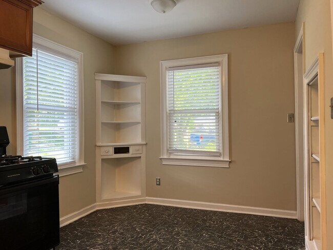 Foto del edificio - Great location! 2 bedroom 1 bath with a bo...