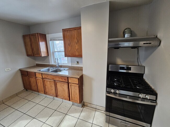 Foto del edificio - 1762 E 33rd St