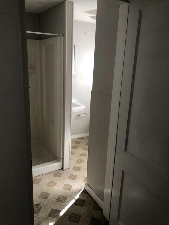 Foto del edificio - 2 Story Home Offering 3 bedrooms and 1 bath