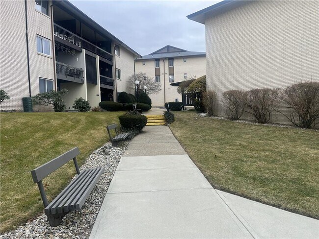 Building Photo - 400 Narragansett Pkwy