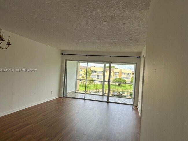 Foto del edificio - 6090 NW 64th Ave