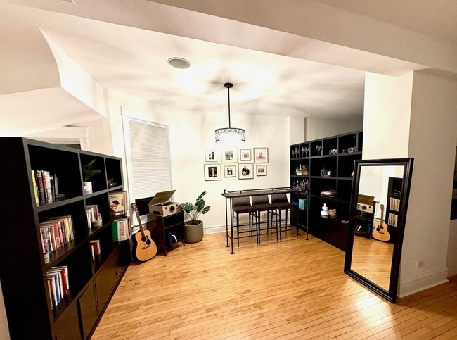 Foto del edificio - 2441 N Mozart St