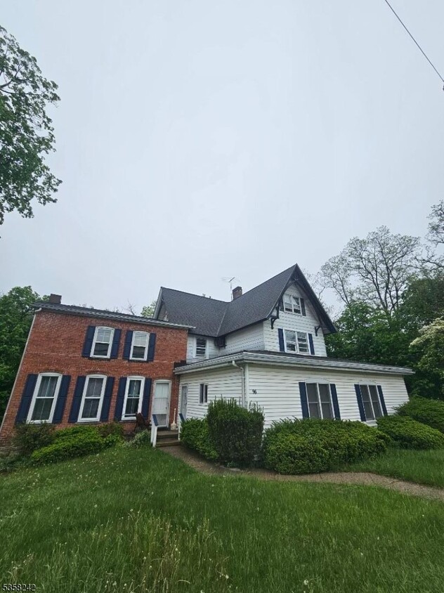 Foto principal - 96 E Main St