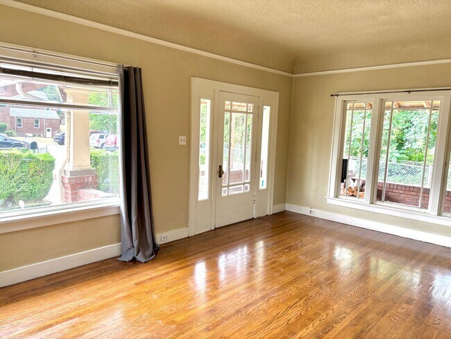 Foto del edificio - Historic Milwaukie 3 bedroom bungalow with...