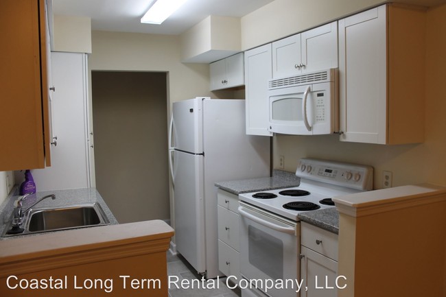 Building Photo - 25 Forest Cove