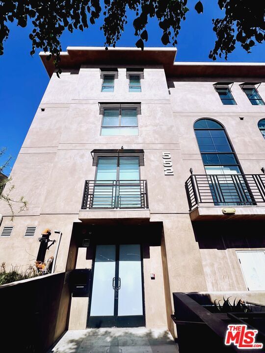 Building Photo - 552 N Hobart Blvd