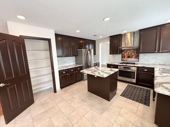 Foto del edificio - Stunning Four Bedroom Three Bathroom Home in Folsom