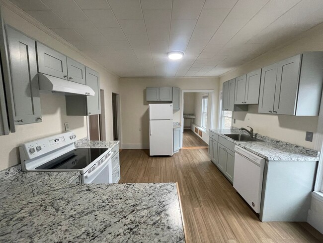 Building Photo - Spacious 3 Bedroom Unit