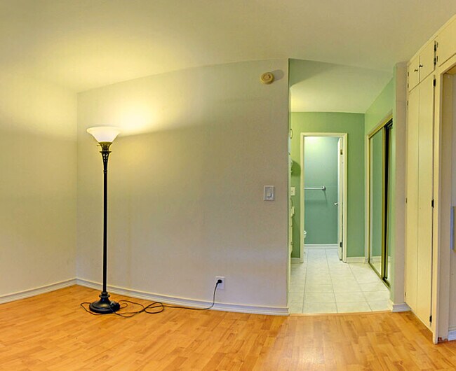 Vista del baño desde el dormitorio. - 7742 Redlands St