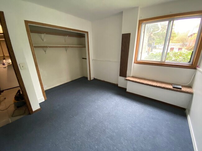 Building Photo - 416 Arion St E