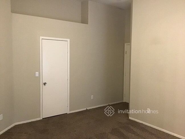 Building Photo - 4921 W El Campo Grande Ave