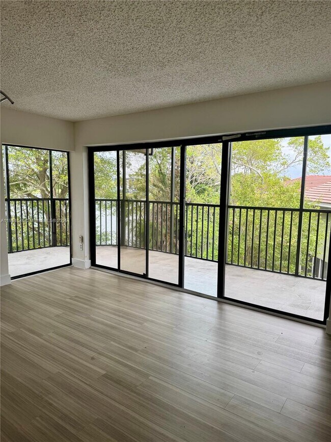 Foto del edificio - 605 Ives Dairy Rd