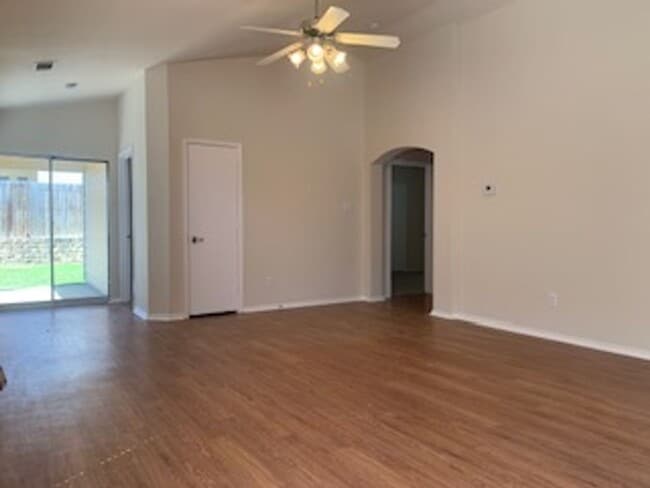 Building Photo - 3/2/2 Starter HOME!