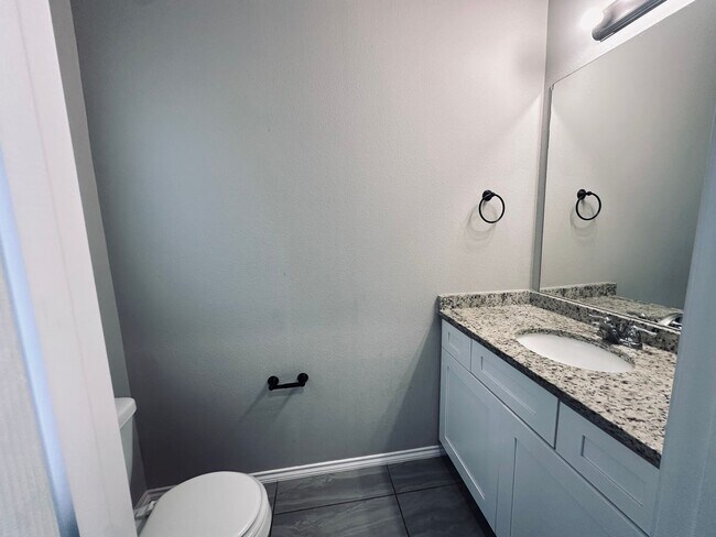 Building Photo - 3BD 2.5BA Townhome near 410 and I-35