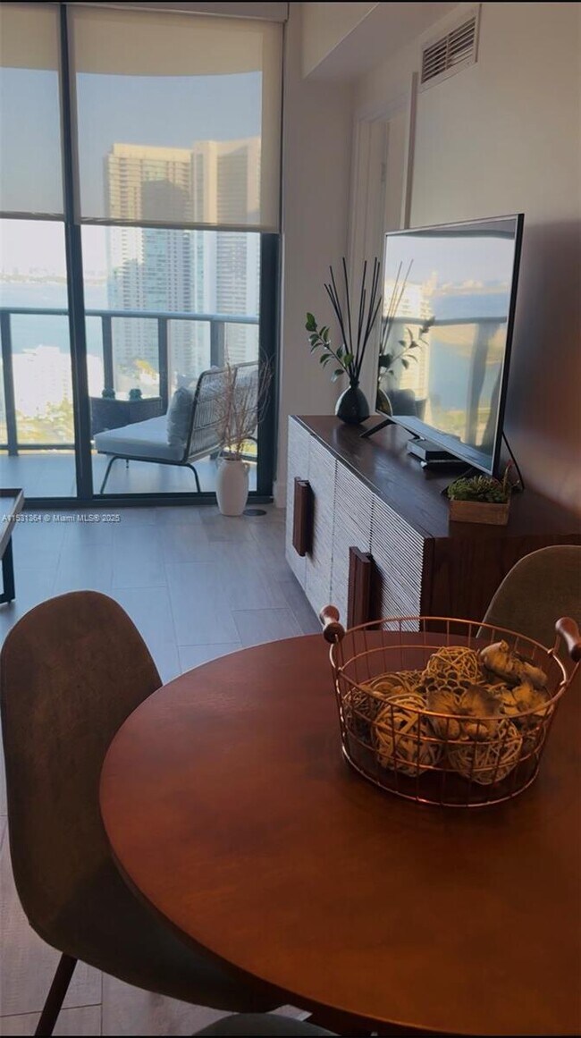Foto del edificio - 121 NE 34th St