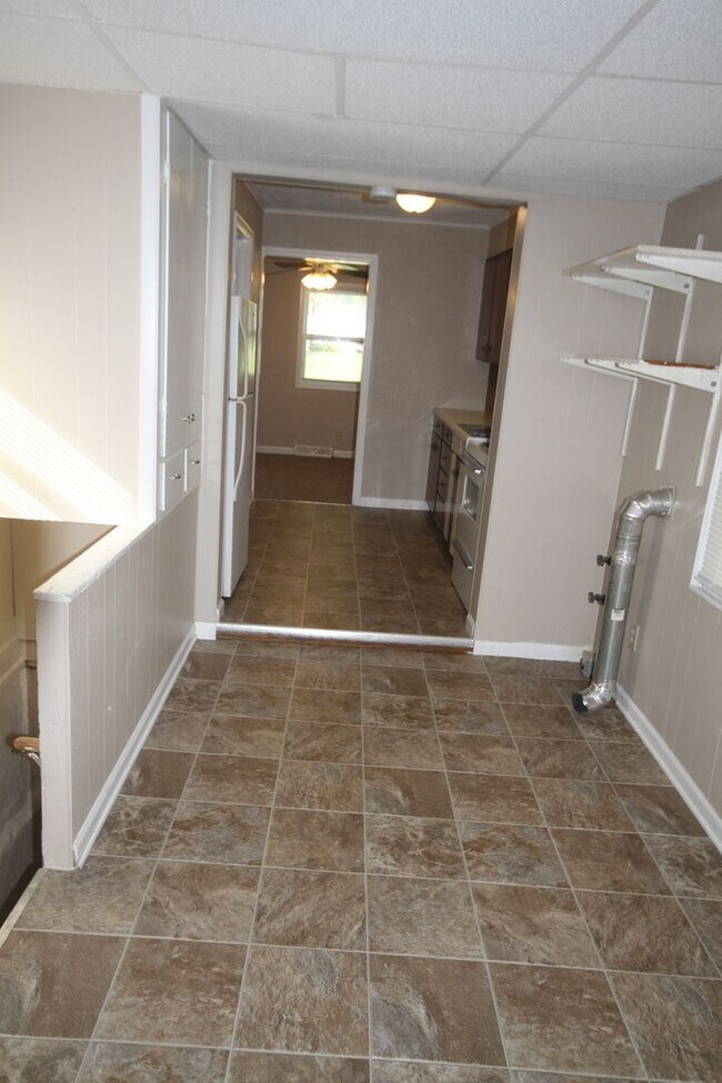 Building Photo - Cute 2BR 1 Bath home with a full, Unfiinis...