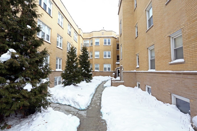 Building Photo - 4951-4957 N Sawyer Ave