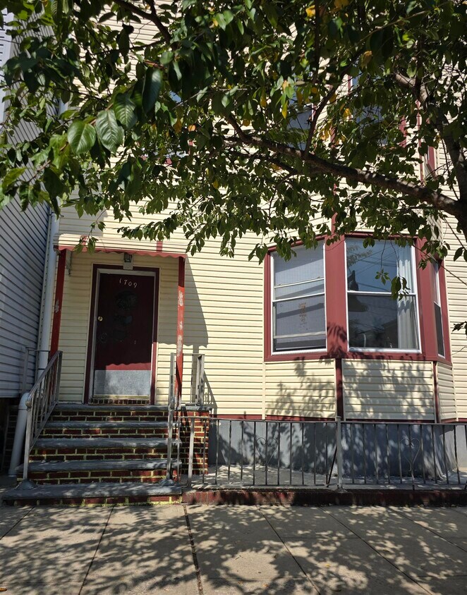 Building Photo - 1709 Kerrigan Ave