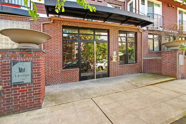 Building Photo - 124 Bellevue Ave E