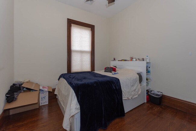 Building Photo - UPDATED MISSION HILL 4 BED/2 BATH RIGHT BY E LINE FOR 9/1   ~ CENTRAL AIR