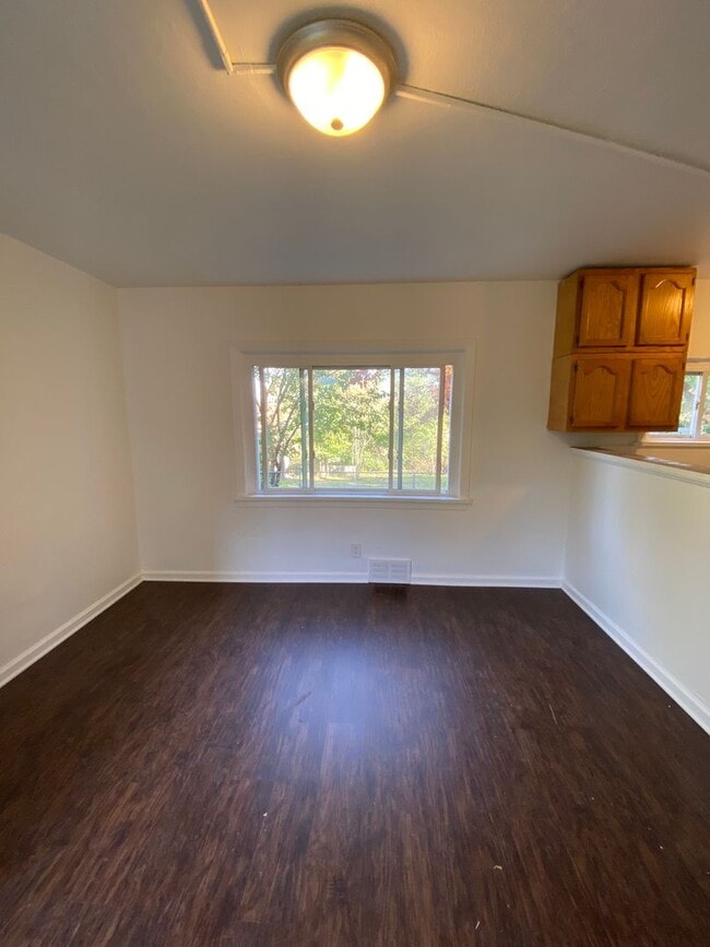 Building Photo - Available APRIL 2026 - Spacious 3 Bedroom Apartment in the Heart of Mt Oliver!