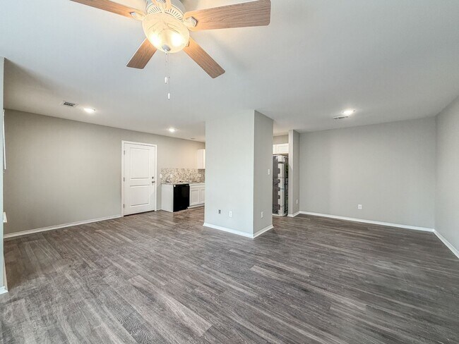 Building Photo - 1203 Quebec Dr