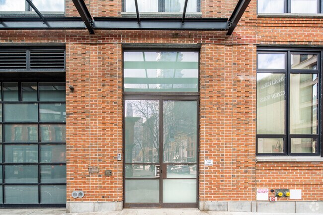 Entrada - 1 N Moore St