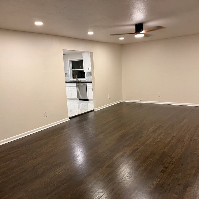 Building Photo - 5211 E 141st St