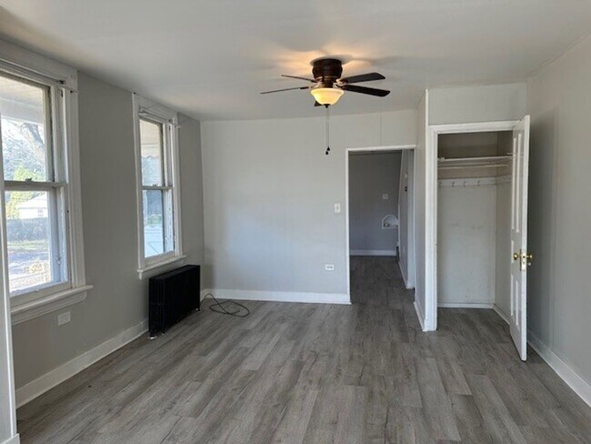 Foto del edificio - Spacious 3 Bedroom 1.5 Bathroom Home In Ce...