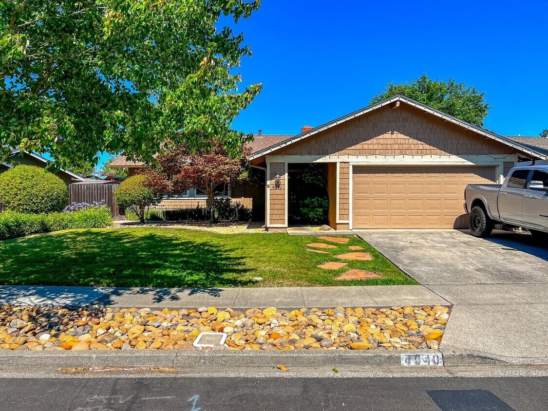 Primary Photo - Charming Three-bedroom North Napa Home
