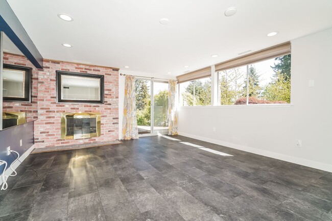 Foto del edificio - Beautiful 4 bed 2.5 bath Lake Forest Park ...