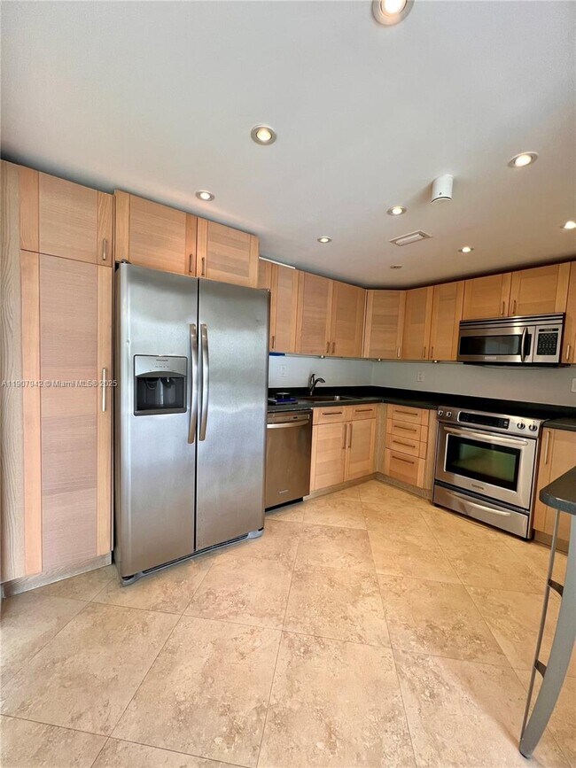 Foto del edificio - 17600 N Bay Rd