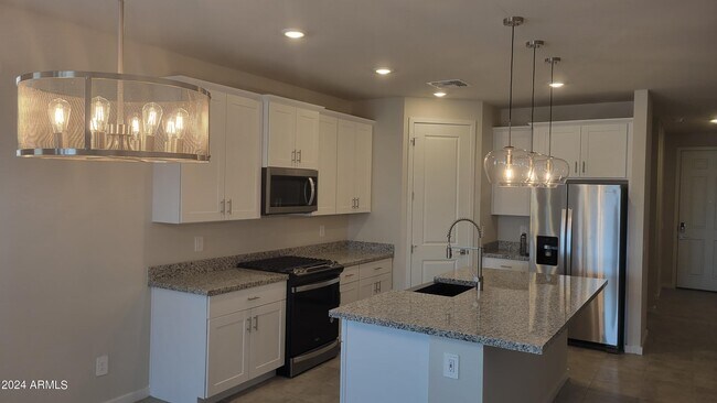 Foto del edificio - 7044 W Desert Ln