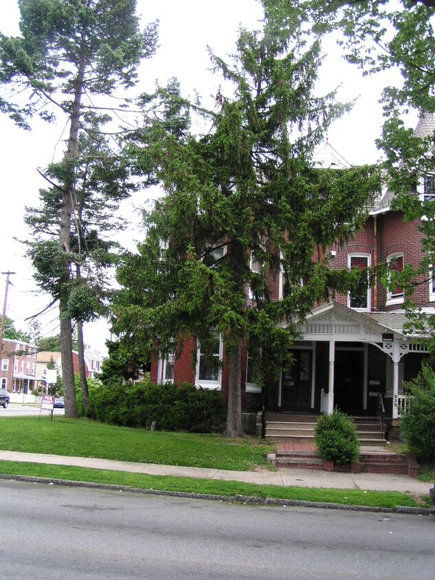 Primary Photo - 835 W Marshall St