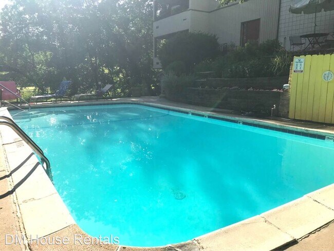 Building Photo - 2 br, 2 bath House - 4902 University Avenu...