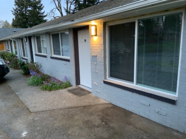 Building Photo - 9222 Kenwood Dr SW