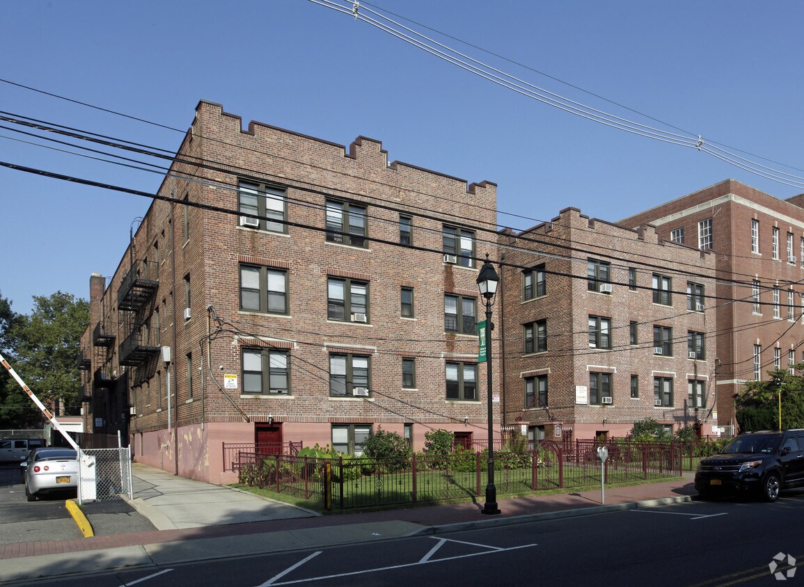 Primary Photo - 128-132 Guy lombardo Ave