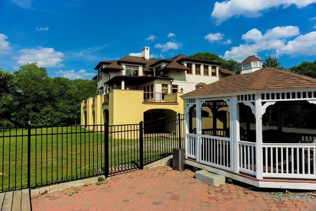 Foto del edificio - 12 Blueberry Hill Rd