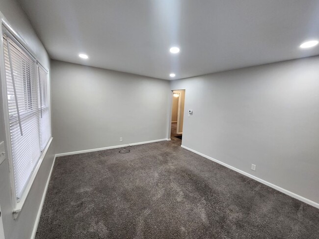 Foto del edificio - Freshly painted 2 bedroom 1 bath with a detached garage!