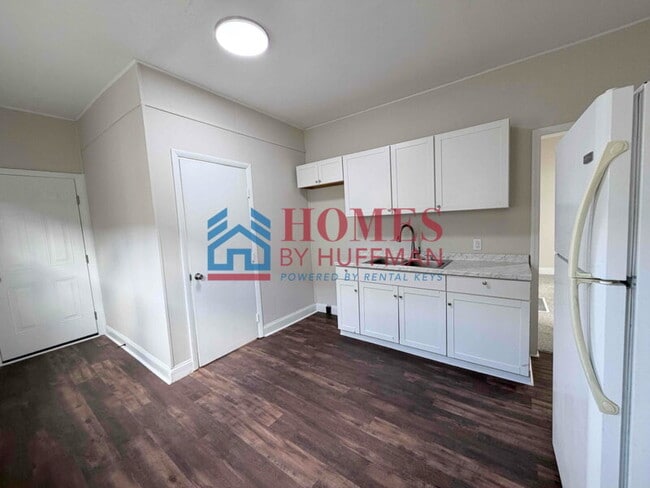 Building Photo - Two Bedroom House | One Bath