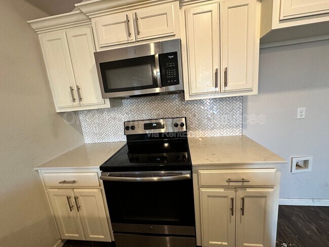 Foto del edificio - 411 Summit Ridge Dr