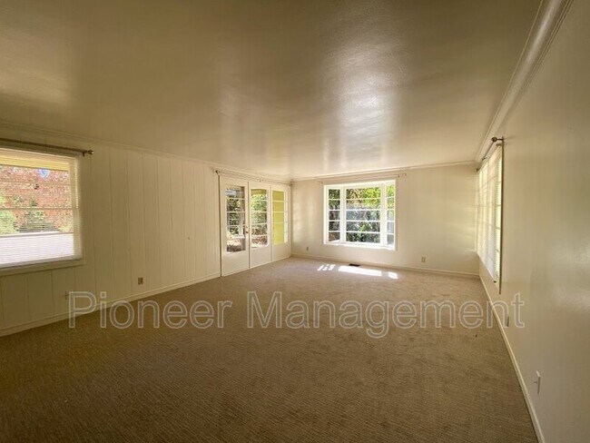 Foto del edificio - 375 Cherry Dr