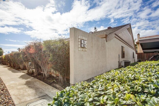 Foto del edificio - GREAT END UNIT, IMMACULATE SINGLE STORY, WITH LAMINATE FLOORING THROUGH OUT... 2 BEDS/1.5 BATH