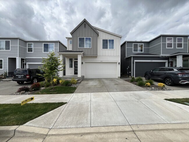 Foto del edificio - Stunning 2024 Built 5BR Home with Main-Level Suite, EV Charger & Covered Patio Near River Terrace