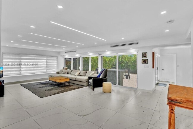 Foto del edificio - 9257 Bay Dr