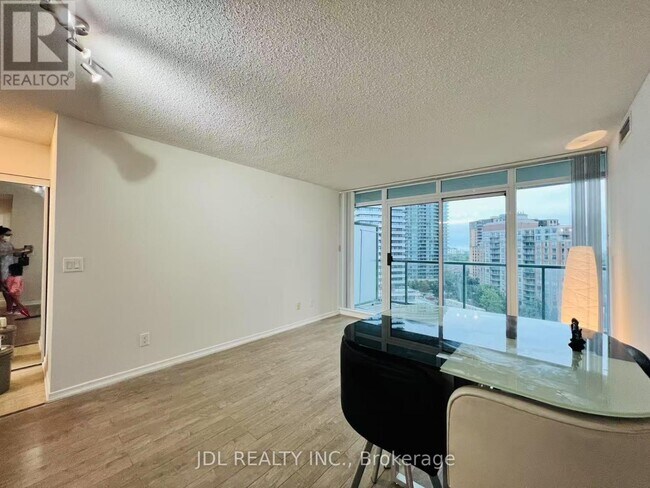 Photo du bâtiment - 5500-5500 Yonge St