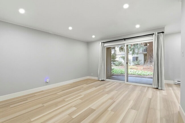Building Photo - Move-In Ready 2 Bedroom/1 Bathroom Condo in The Heart of Mountain View!
