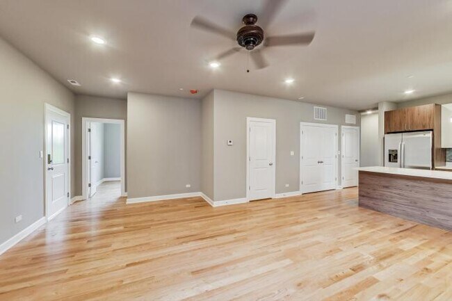 Foto del edificio - 4 bedroom in Chicago IL 60637