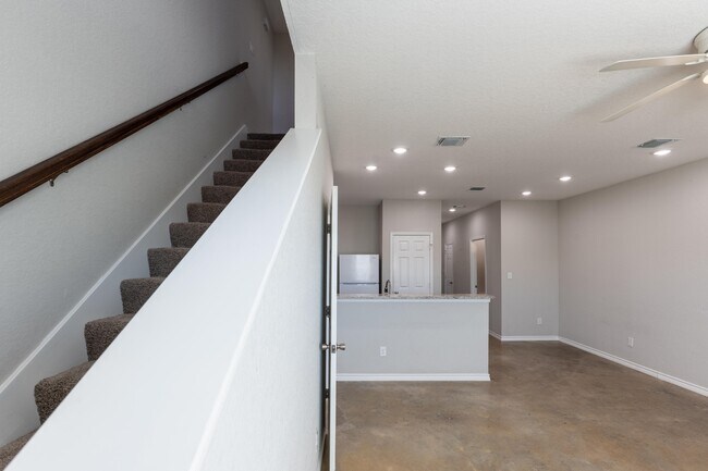 Foto del edificio - 6934 Crestway Dr