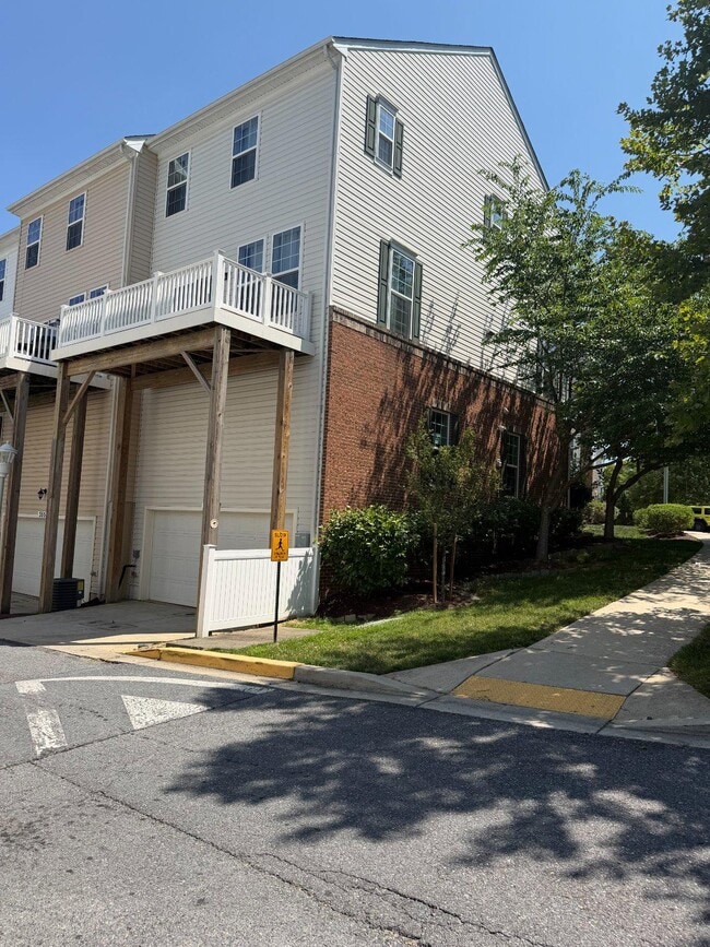 Building Photo - 3556 Woodlake Dr